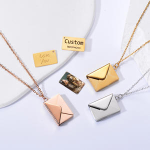 커플을 위한 핫 세일 트렌디 골드 도금 스테인레스 스틸 사용자 정의 사진 새겨진 러브 레터 봉투 펜던트 목걸이 링크 체인 - Product Image 4