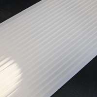 Plafonniers suspendus et salles d'exposition : installation de plaques diffuseuses légères en polycarbonate alvéolaire pour systèmes LED