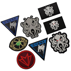 Toppe ricamate con fior Morale legate al gioco di Breakout della zona scura oro nero fascia internazionale con bracciolo bianco lupo squadrone - Product Image 1