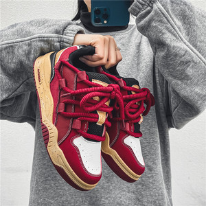 รองเท้าผู้ชาย 2026 ดีไซน์ใหม่สุดล้ำ สีแดงไวน์ รองเท้าผ้าใบแฟชั่น แมทช์ได้กับทุกชุด สไตล์ลำลอง สปอร์ต พื้นหนา รุ่น L19 วัสดุ PU สังเคราะห์ - Product Image 2