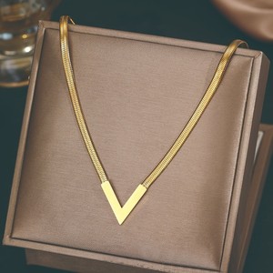 Nouveau Collier Pendentif en V en Acier Inoxydable Plaqué Or 18K avec Chaîne Serpent Plate, Bijou Tendance pour le Quotidien, Idéal Cadeau (Vente en Gros 2026) - Product Image 2