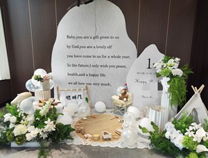 Arreglos Florales de Seda Blancos y Verdes de Estilo Forestal, Altamente Realistas, para Bodas al Aire Libre, en Forma de Arco, con Hortensias, Delphiniums y Follaje - Product Image 6