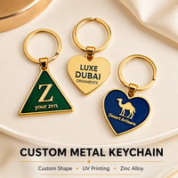 Porte-clés en métal personnalisé, alliage de zinc, plaqué or brillant, cœur, triangle, impression UV, porte-clés en émail pour cadeau de luxe