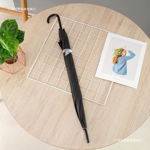 Paraguas negro mate de 90 cm de diámetro, semiautomático, con mango largo tipo gancho, para uso en lluvia y sol. - Product Image 4