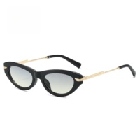 Lunettes de soleil rectangulaires rétro œil de chat légères en gros, monture noire en PC, branches en métal doré, protection UV400, style tendance unisexe