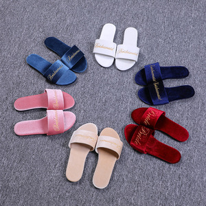 Chaussons de mariage en velours pour mariée et demoiselles d'honneur, rouge, rose, bleu, blanc, beige, pour cadeau de mariage - Product Image 1
