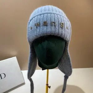 Tasarımcı alaşım Rhinestone mektuplar tavşan kürk sıcak örme şapka kış açık rüzgar geçirmez kulaklıklar bere ile Nordic Toque halat