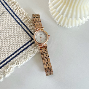 Petite montre ronde en diamant pour femmes montre rétro légère de luxe en or assortie pour femmes - Product Image 2