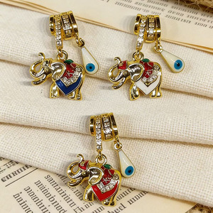 CZ9357 <span class=keywords><strong>Abalorio</strong></span> de moda con diseño de gato y circonita, chapado en oro de 18k, esmaltado, con doble colgante y orificio grande, compatible con pulseras de estilo europeo - Product Image 1