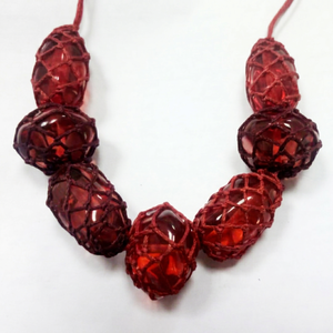 Collier en résine perlée unisexe fait main, combinaison de couleurs rouge, orange et marron, détail ruban élégant, plaqué or, géométrique, tendance - Product Image 1
