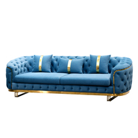 Luxuriöses Chesterfield-Sofa-Set mit Blauer Samtpolsterung, Knopfheftung, Edelstahl und Goldenen Beinen – 3-Sitzer und 2-Sitzer für das Wohnzimmer