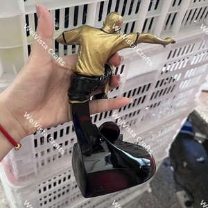 Ensemble <span class=keywords><strong>de</strong></span> trophées <span class=keywords><strong>de</strong></span> football en résine <span class=keywords><strong>de</strong></span> haute qualité WeiVista, figurine <span class=keywords><strong>de</strong></span> <span class=keywords><strong>gant</strong></span> <span class=keywords><strong>de</strong></span> gardien <span class=keywords><strong>de</strong></span> but, <span class=keywords><strong>prix</strong></span> sportif en gros pour les matchs <span class=keywords><strong>de</strong></span> gardiens <span class=keywords><strong>de</strong></span> but - Product Image 5