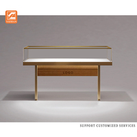 Vitrine pour bijouterie de luxe Étagères pour bijoux en or Armoires en verre LED Dernière tendance Marbre Verre trempé Métal pour le shopping