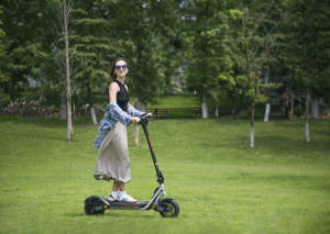 Patinete Eléctrico A1, Stock UE, Batería 48V 13Ah, 45KM, Neumáticos de Vacío de 10 Pulgadas, Amortiguadores de Goma, Pantalla LED, Plegable, Aluminio - Product Image 3