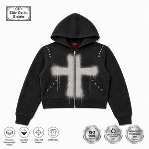 Sweat-shirt à capuche court zippé en molleton noir Elite Gothic Archive avec motif croix peint au pistolet et détails cloutés - Product Image 1