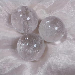 Sphère de cristal de quartz clair, boule de cristal brut naturel pour décoration intérieure, <span class=keywords><strong>idée</strong></span> de <span class=keywords><strong>cadeau</strong></span> de vacances unique, diamètre de 2.36 à 3.54 pouces, 1 pièce - Product Image 1