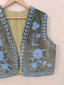 Chaleco Suzani de Terciopelo Vintage, Bordado Artesanal, Estilo Boho Chic, Chaleco para Festivales, Chaqueta Suzani para Mujer, Regalo para Ella - Product Image 4