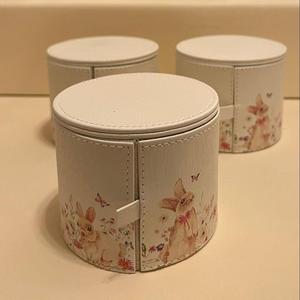 Boîte de rangement pour parfum en cuir imprimé lavande, cylindrique, faite à la main, pour comprimés d'aromathérapie, avec fermeture magnétique rotative - Product Image 4