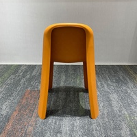 Moderner Outdoor-Plastikstuhl in Orange, Wasserdicht, Tragbar, Leichtgewichtig, Stapelbar für Kreative Studios, Cafés und Spielbereiche