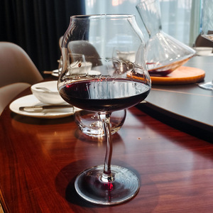 Nuovo Design Personalizzato, Bicchieri da Vino a Forma Irregolare, Calici per Vino Rosso con Motivo <span class=keywords><strong>Uomo</strong></span> Ubriaco - Product Image 1