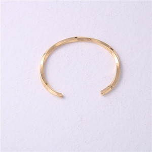 Bracelet en acier inoxydable plaqué or 18 carats sans ternissure avec design torsadé ouvert Viking pour femmes et hommes - Product Image 2