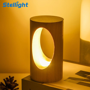 مصباح طاولة ليلي ذكي من الخشب الصلب بتصميم ثقب الشجرة، يعمل باللمس مع إضاءة LED دافئة بيضاء، يعمل ببطاريات AAA، بتصميم عصري من منتصف القرن لغرفة النوم وطاولة القهوة - Product Image 1