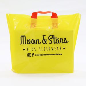ร้านผลิตในจีน จำหน่ายถุงหิ้วพลาสติกแบบมีหูหิ้ว พิมพ์โลโก้ตามสั่ง มีฐานก้นเสริม - Product Image 1