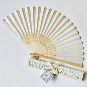Éventails pliants vintage japonais et chinois en bambou, peints et sculptés, thème sportif, pour mariages, fêtes, danses, cadeaux d'affaires - Product Image 1