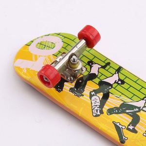 Venta al por mayor de mini patinetas de dedo OEM personalizadas con impresión a color, juguete clásico con eje de aleación - Product Image 2