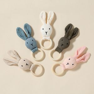 Poupée serviette douce et écologique pour bébé, marionnette à main en gaze de coton avec pendentif cloche en bois <span class=keywords><strong>comestible</strong></span> pour nouveau-né - Product Image 1