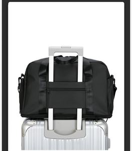 Sac de sport imperméable grande capacité avec logo personnalisé, sac de voyage pour hommes et femmes - Product Image 5