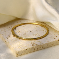Bracelet en acier inoxydable maille serpent chaîne ronde élastique dorée avec fermoir à pression – Tendance et Vente en Gros