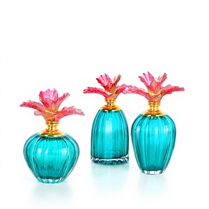 Flacon de parfum cylindrique en cristal Crystal Coast Floral avec bouchon Liuli bleu et doré, motif floral rose - Product Image 5