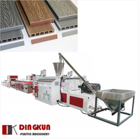 Ligne de production de profilés PE, ligne d'extrusion de terrasses en WPC, ligne de production de profilés/panneaux muraux/clôtures en bois plastique pour usage extérieur