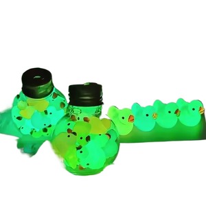 Venta al por mayor Mini patito de resina lindo que brilla en la oscuridad encanto decorativo artesanía - Product Image 2