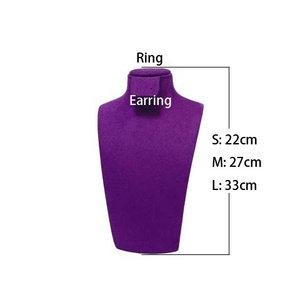 Expositor de Joyería de Alta Gama: Busto de Maniquí de PVC Moldeado por Inyección con Acabado Cepillado para Exhibición de Joyería de Cuello, Soporte Todo en Uno - Product Image 2