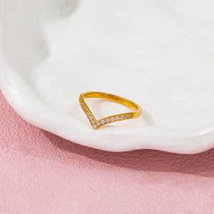 Bague en acier inoxydable plaqué or tendance, avec pierres de laboratoire, pour femme, idéale pour mariage ou soirée romantique, bijou simple et très prisé - Product Image 6