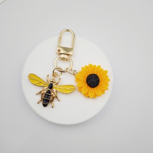 Vente en gros de porte-clés motivation tournesol et abeille accessoires de sac pour femmes petits cadeaux - Product Image 3