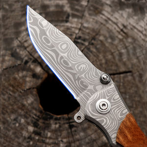 EDC Couteau de poche de survie pour camping en plein air Couteau pliant haute dureté Outil Manche en <span class=keywords><strong>bois</strong></span> Motif damassé gravé sur <span class=keywords><strong>lame</strong></span> - Product Image 4