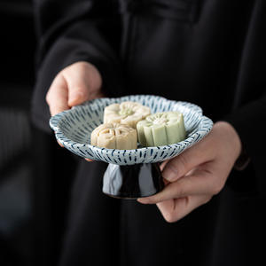 Vassoio per Frutta in Ceramica Blu e Bianco Design con Piedistallo Stile Cinese Piccolo Piatto per Tè Semi di Melone Frutta Piatto Decorato Usa e Getta - Product Image 2