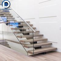 Escalier intérieur de haute qualité, design moderne, garde-corps en verre, marches en chêne, escalier droit