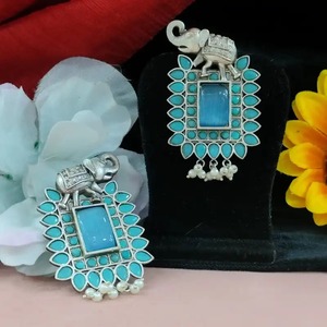 Elegantes pendientes de elefante con moissanita brillante Pendientes únicos de diseño de metal de alta calidad Aspecto llamativo Perno tradicional - Product Image 3