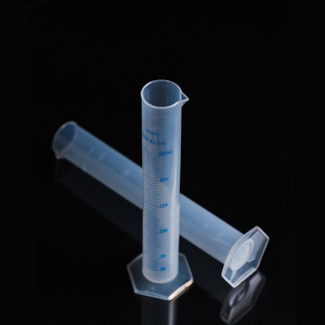 Cilindro graduado O'Kayme de 500 ml, material PP con línea azul para uso en laboratorio - Product Image 2