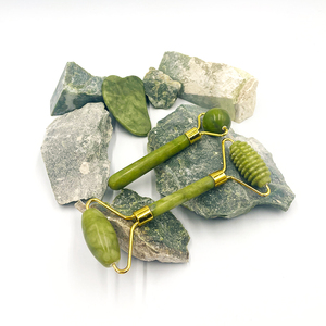 Gua Sha naturel chaud masseur facial en gros pour le cou et le visage beauté du visage logo personnalisé ensemble Gua Sha et rouleau de jade - Product Image 1