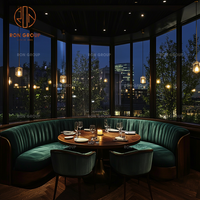 Ensemble de meubles de restaurant commercial de luxe, banquette incurvée en velours, ensemble de tables rondes et chaises en bois