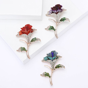 Broche de Rosa com Strass e Folhas Verdes com Haste Curva para Jaquetas e Lapelas Femininas, 75x54mm, 3 Cores - Product Image 1