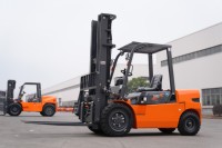 Chariot élévateur 4 tonnes CPC40 à prix d'usine avec accessoires 4x4, durable pour usage en entrepôt
