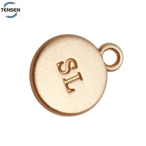 Diy joyería ajuste brazalete redondo etiquetas logotipos mate oro aleación alfabeto letra encanto colgante para mujer collar - Product Image 3