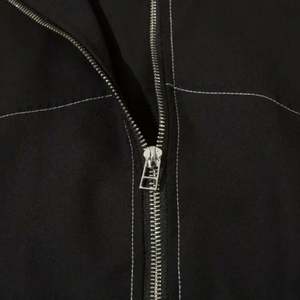 แจ็กเก็ตบุผ้าวินเทจใหม่สำหรับฤดูหนาวพร้อมซิปสีทึบดีไซน์เฉพาะตัวเสื้อแจ็คเก็ตแขนยาวสำหรับกระเป๋าออกแบบโลโก้ได้ตามต้องการ - Product Image 4