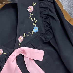 Chemisier brodé à col volanté pour femme, manches longues, avec nœud papillon et boutons, style décontracté - Product Image 5